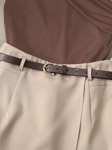 Conjunto de dos piezas casual y elegante compuesto por una blusa negra de un hombro plisada y elástica, y una falda pantalón caqui con bolsillo falso y cinturón - Multicolor - Ver 4