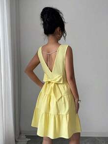 Vestido corto de mujer de unicolor con cuello redondo, bajo con volantes, sin mangas y con amarre en la espalda - Amarillo - Ver 2