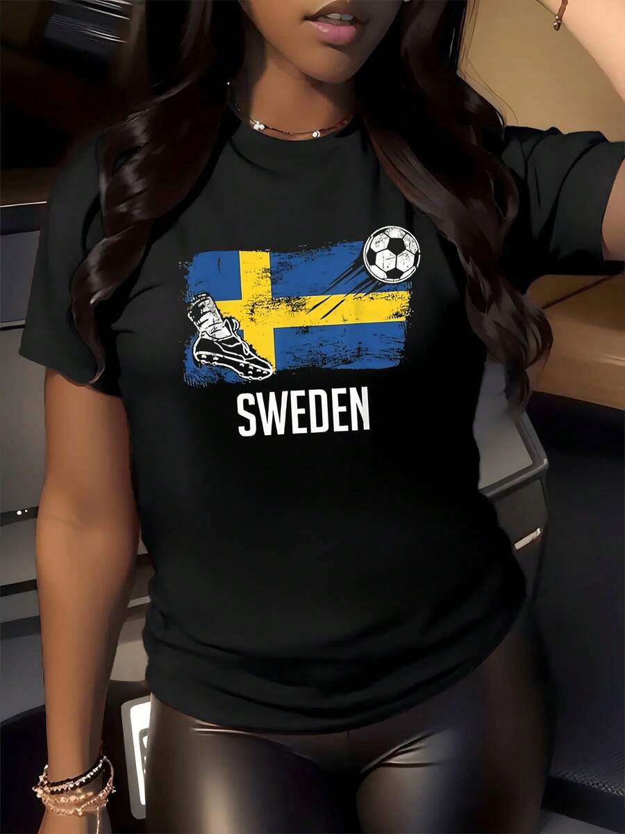 Bandera azul y amarilla con balón de fútbol y zapato deportivo que simboliza pasión por el deporte y orgullo nacional de Suecia camiseta de mujer casual moderna para fanáticas del fútbol - Negro - Ver 1