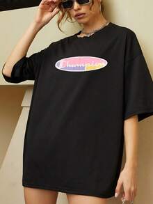 El gráfico muestra una palabra en tonos pastel que simboliza energía y confianza personal con un equilibrio entre fuerza y suavidad y transmite un mensaje de autoexpresión moderna camiseta de mujer  cómoda y casual para uso diario - Negro - Ver 1