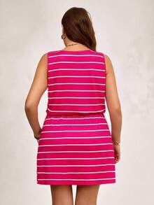 Conjunto informal de vacaciones para mujer de talla grande, cómodo y holgado, con rayas negras y blancas, de estilo casual con cuello redondo, sin mangas, con lazo en la cintura.Vestido informal y fresco de estilo casual para mujer. - Rosa Fucsia - Ver 2