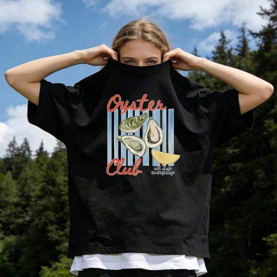 Ropa de verano para mujer, camiseta de algodón suave y casual con cuello redondo, estampado con diseño de rodaja de limón y ostra en textura acuarela, fuente Oyster Club. Blanco. - Negro - Ver 1