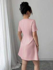 Vestido mini de manga corta con cuello de trapezoide elegante, volantes en el frente, botones en la cintura y silueta evasé para uso diario, primavera/verano - Granada - Ver 9