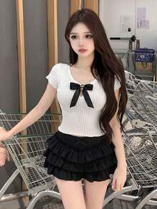 Mẫu áo dệt kim tay ngắn thiết kế nơ khoét rỗng ngọt ngào và gợi cảm, áo croptop ôm sát với gân sọc, mang đến vẻ nữ tính. - Màu trắng sữa - Xem 3