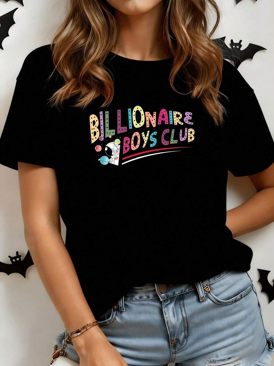 Coloridas letras que evocan energía juvenil y alegría acompañadas de figura espacial que representa sueños y aventuras modernas en una camiseta de mujer cómoda y moderna para vestir con actitud y estilo casual - Negro - Ver 1