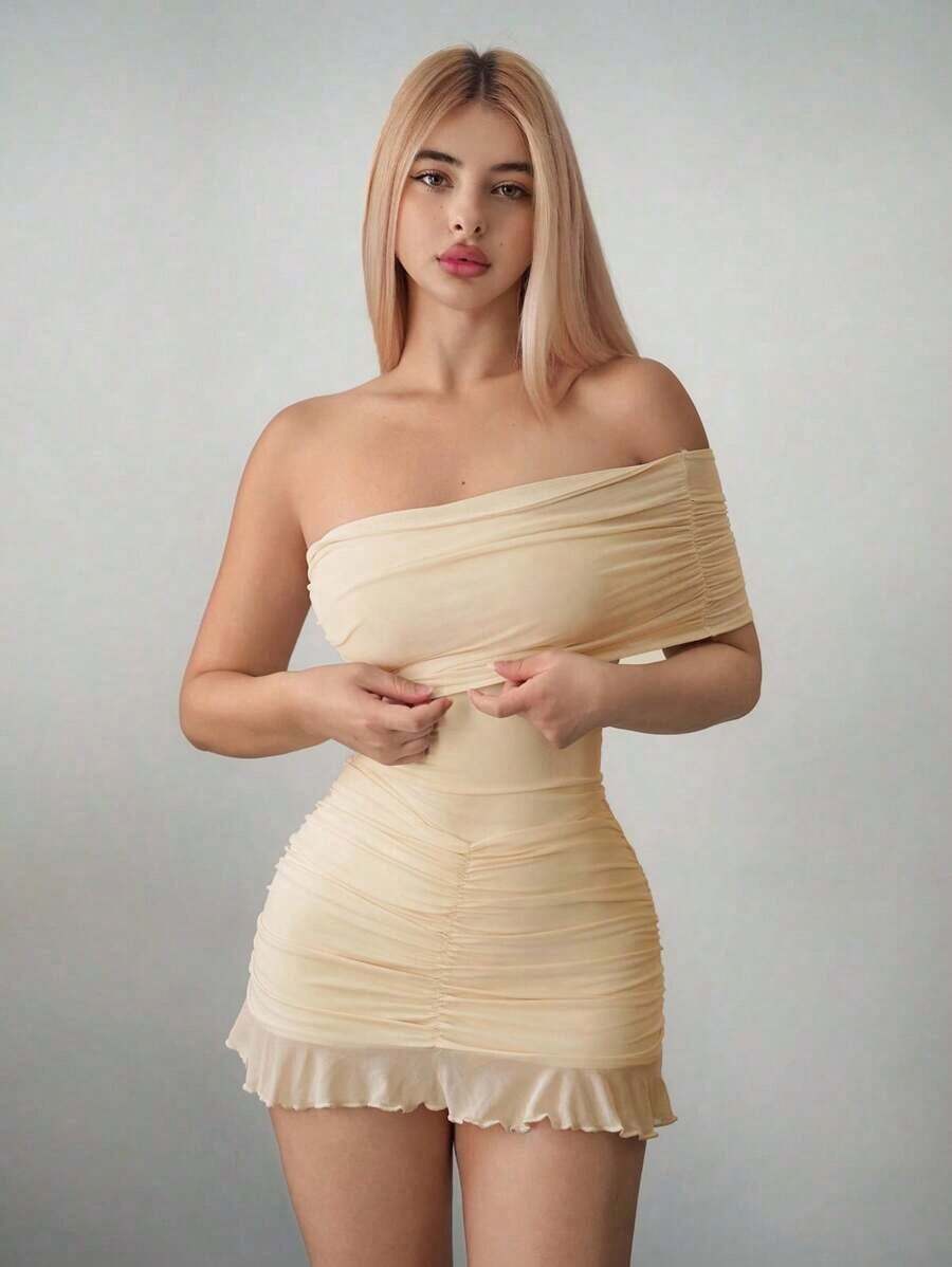 Vestido mini asimétrico de malla con hombros descubiertos y silueta ajustada - Rojo cereza - Ver 1