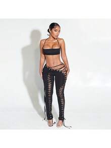 Conjunto de dos piezas para mujer: top corto negro sexy y pantalones con cordones. Elegante atuendo casual tejido para noches de festival. - Negro - Ver 2