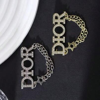 This Fashionable And Personalized D-Style Letter Brooch Is Adorned With Dazzling Crystal Gemstones And Is Suitable For Pairing With Suits, Jackets, Scarves, And Various Clothing Accessories. It Is Also An Ideal Choice For Occasions, Fashion Accessories, Bag Accessories, As Well As Daily Wear Or As A Gift For Family And Friends.