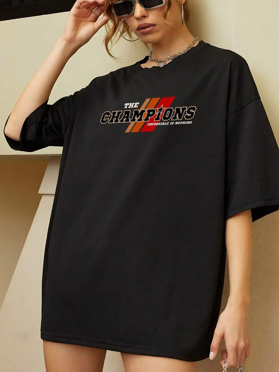 El texto en el frente transmite la fuerza del mensaje The Champions Impossible is nothing" que simboliza la confianza y la determinación para superar cualquier límite en la vida camiseta de mujer cómoda casual para uso diario - Negro - Ver 1