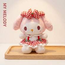 SANRIO 三丽鸥 23厘米毛绒娃娃（Hello Kitty/My Melody/Kuromi）可爱草莓格子裙填充娃娃，女孩生日礼物，儿童安抚娃娃，桌面摆件，节日礼物，1个，家居装饰 - 彩色 - 查看 6