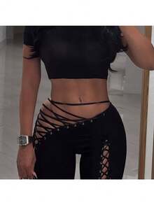 Conjunto de dos piezas para mujer: top corto negro sexy y pantalones con cordones. Elegante atuendo casual tejido para noches de festival. - Negro - Ver 4