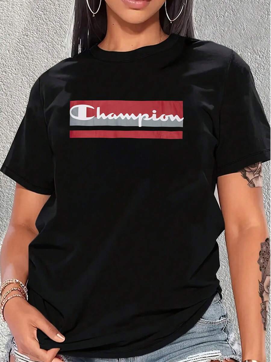 El logo de Champion en esta camiseta de mujer representa la excelencia y el espíritu de superación que inspira a alcanzar nuevas metas y victorias. Sus líneas limpias y modernas transmiten un aura de confianza y determinación, perfectas para una persona que busca destacar con un toque deportivo y casual. Este símbolo es un recordatorio constante de que con esfuerzo y perseverancia, cualquiera puede convertirse en un campeón en su vida diaria. Camiseta de mujer con detalle distintivo para un look auténtico. transpirable para el máximo confort. - Negro - Ver 1