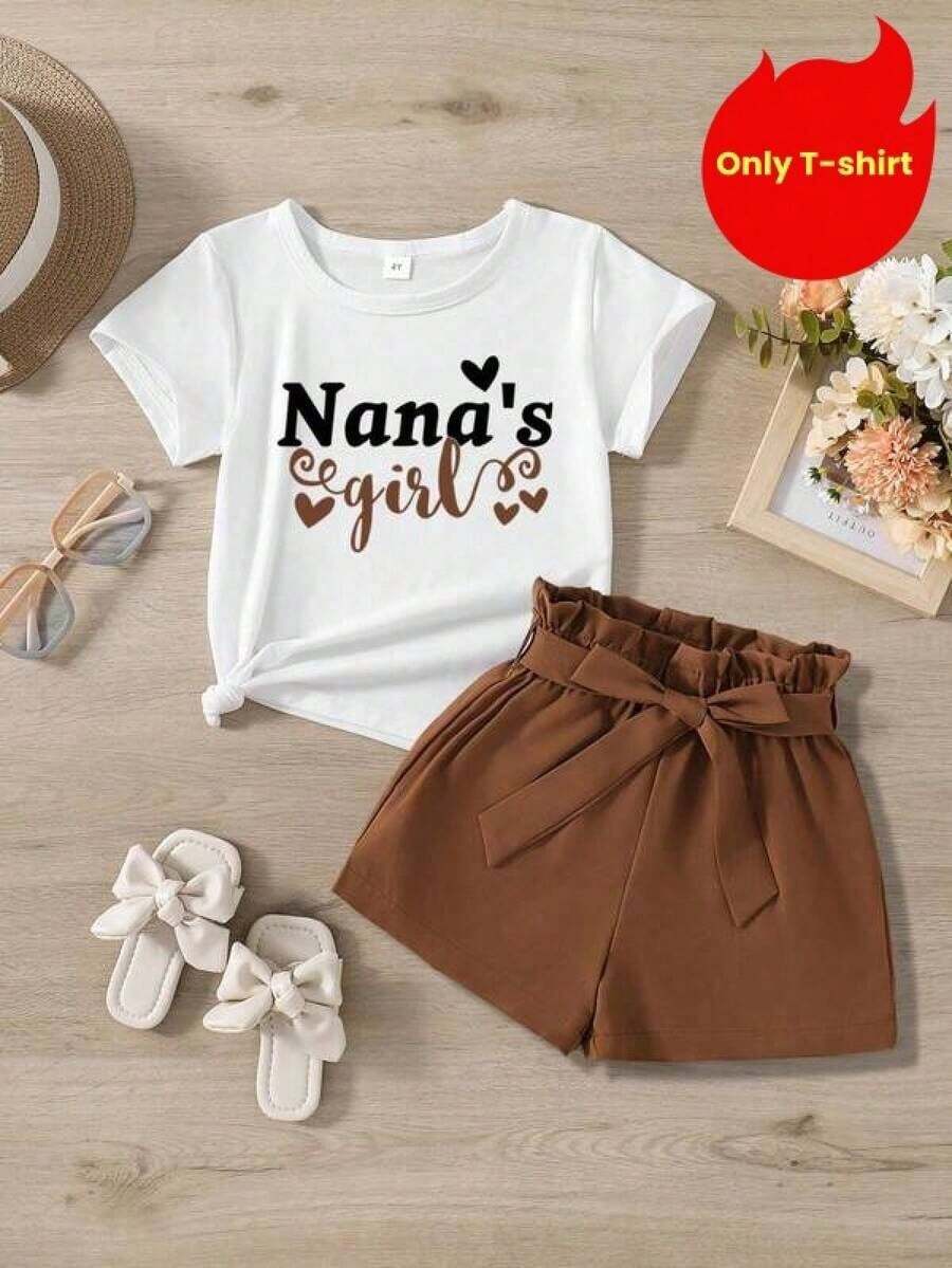 Una camiseta de manga corta para mujer con estilo retro americano, de corte holgado y con diseño estampado (los pantalones son solo para sugerencias de estilo). Esta pieza sencilla y elegante presenta un patrón de letras impresas con temática tropical, lo que la convierte en un elemento imprescindible para crear un look relajado de vacaciones, perfecto para ocasiones como el Día del Trabajo y el Día de la Independencia de México. - Blanco - Ver 1
