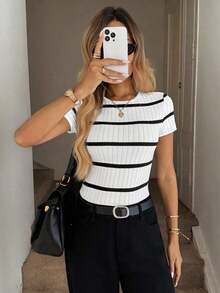 Camiseta de manga corta de corte slim con cuello redondo para mujer, de estilo casual, minimalista, retro y elegante, con estampado de lunares en blanco y negro, adecuada para la playa, vacaciones y uso veraniego - Blanco y Negro 2 - Ver 1