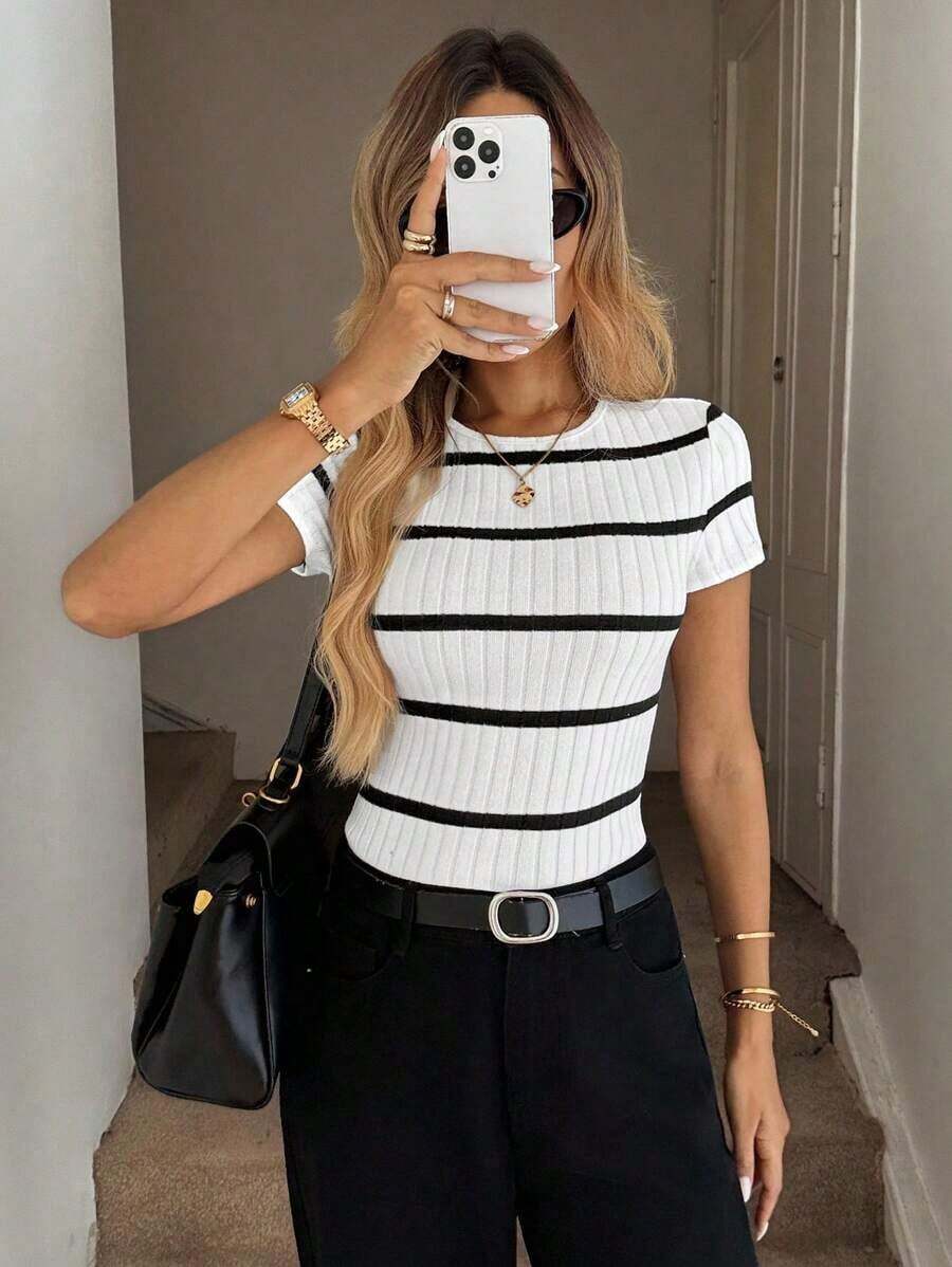 Camiseta de manga corta de corte slim con cuello redondo para mujer, de estilo casual, minimalista, retro y elegante, con estampado de lunares en blanco y negro, adecuada para la playa, vacaciones y uso veraniego - Blanco y Negro 2 - Ver 1