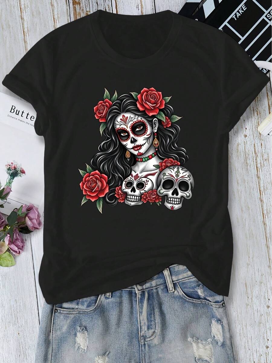 Blusa casual para mujer con una figura femenina con maquillaje del Día de Muertos en la cara y rosas rojas en el cabello, junto con un pequeño estampado de calavera. Camiseta de manga corta con cuello redondo, adecuada para primavera, verano, otoño e invierno. Un top versátil y de estilo retro-casual para uso diario, trabajo o vacaciones. Disponible en múltiples colores, tallas S-XXL. - Negro - Ver 1