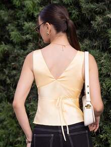 Top de tirantes con escote en V y espalda con lazo de satén amarillo, adecuado para vacaciones, playa, festivales de música, brunch, atuendo de invitada de boda, dama de honor, primavera y verano - Amarillo - Ver 2