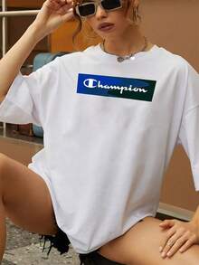 The Graphic Displays An Inspiring Word Symbolizing Strength And Perseverance In White Letters Against A Blue And Green Background, Evoking Energy And Confidence. Ideal For Pairing With Casual Outfits And Expressing An Active Attitude, This Soft And Comfortable Women's T-Shirt Is Suitable For Everyday Wear. - 白色 - 查看 6