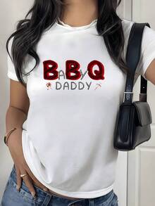 Celebra al papá asador con esta camiseta de mujer que combina la palabra BB Q con un toque de paternidad orgullosa destacando el grill y la parrilla pequeños detalles gráficos que hacen homenaje a las barbacoas familiares y los momentos especiales con papá ideal para cualquier ocasión informal. - Blanco - Ver 1