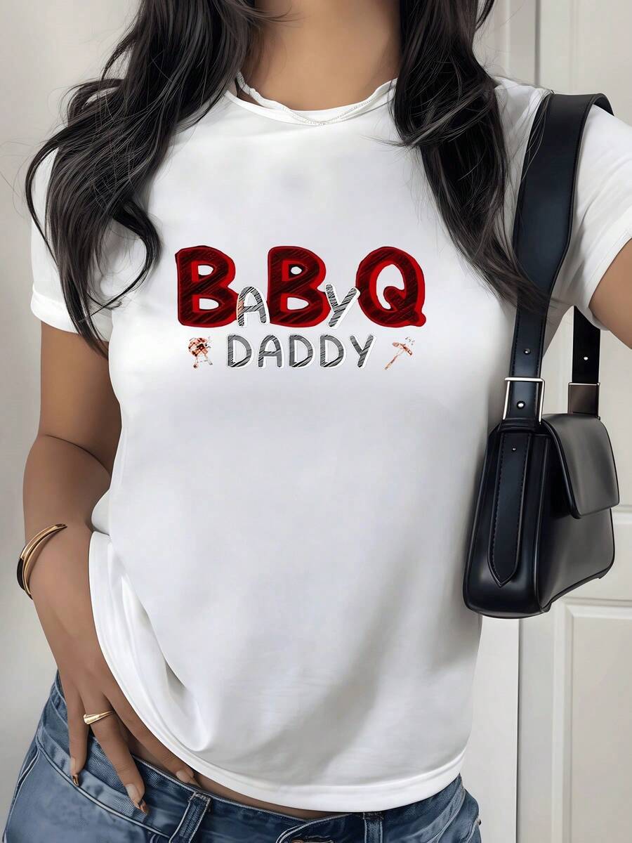 Celebra al papá asador con esta camiseta de mujer que combina la palabra BB Q con un toque de paternidad orgullosa destacando el grill y la parrilla pequeños detalles gráficos que hacen homenaje a las barbacoas familiares y los momentos especiales con papá ideal para cualquier ocasión informal. - Blanco - Ver 1