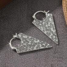 Anting-anting segitiga bermotif awan yang ringkas, terbuat dari bahan logam yang diberi sentuhan vintage, dipadukan dengan tekstur 3D, menggabungkan keunikan dan kualitas premium secara sempurna, memancarkan pesona retro yang khas. - Perak - View 5