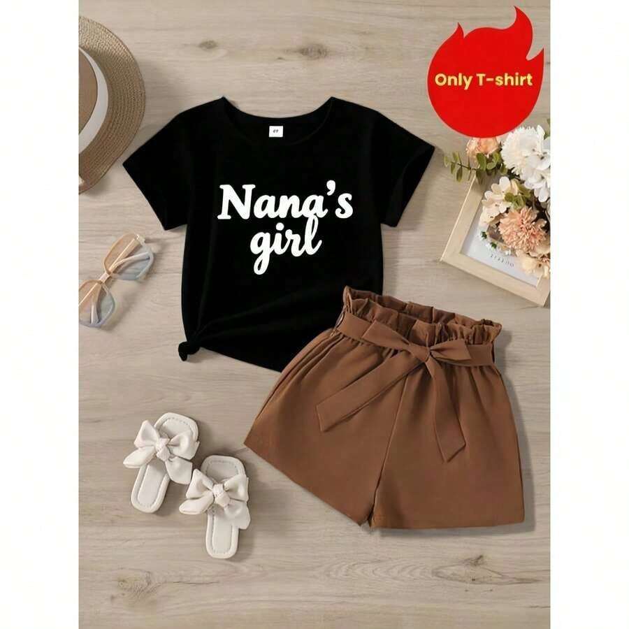 Una camiseta de manga corta para mujer con estilo retro americano, de corte holgado y con diseño estampado (los pantalones son solo para sugerencias de estilo). Esta pieza sencilla y elegante presenta un patrón de letras impresas con temática tropical, lo que la convierte en un elemento imprescindible para crear un look relajado de vacaciones, perfecto para ocasiones como el Día del Trabajo y el Día de la Independencia de México. - Negro - Ver 1