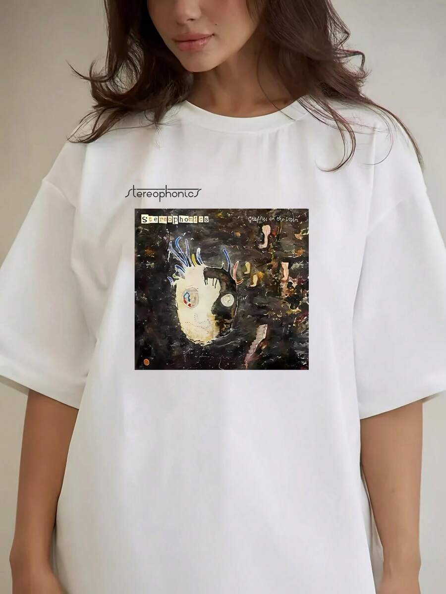 Una camiseta holgada para mujer, ideal para la moda de primavera y verano, con elementos relacionados con la banda de rock británica Stereophonics, y un diseño basado en la portada del álbum 'Graffiti on The Train'. Ropa de hombre, camisetas de algodón para hombre, camisetas de verano para hombre, ropa de verano para hombre, camisetas de bandas, camisetas para hombre, conjuntos de vacaciones para mujer, conjuntos modestos de verano, tops de jersey para mujer, ropa de verano para mujer, tops de algodón, tops de verano, conjuntos de verano, tops para mujer, tops blancos, tops de fiesta. - Blanco - Ver 1