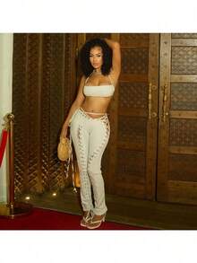 Elegante conjunto de dos piezas blanco sin tirantes con top corto y pantalón con detalle de cordones y aberturas para mujer. - Blanco - Ver 3