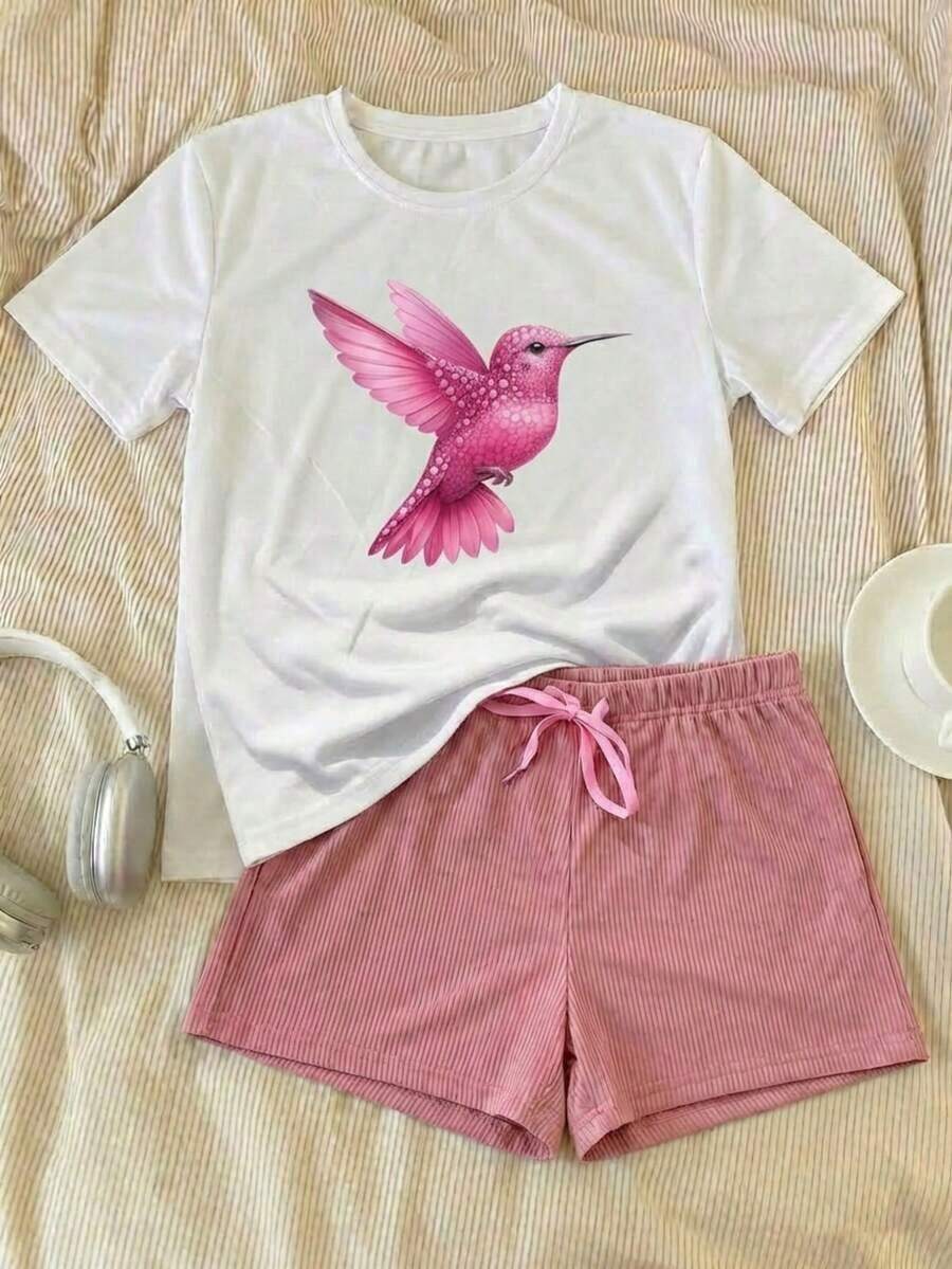 Una camiseta de manga corta para mujer con estilo retro americano, de corte holgado y con diseño estampado (los pantalones son solo para sugerencias de estilo). Esta pieza sencilla y elegante presenta un patrón de letras impresas con temática tropical, lo que la convierte en un elemento imprescindible para crear un look relajado de vacaciones, perfecto para ocasiones como el Día del Trabajo y el Día de la Independencia de México. - Blanco - Ver 1