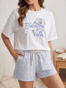 Una camiseta de manga corta para mujer con estilo retro americano, de corte holgado y con diseño estampado (los pantalones son solo para sugerencias de estilo). Esta pieza sencilla y elegante presenta un patrón de letras impresas con temática tropical, lo que la convierte en un elemento imprescindible para crear un look relajado de vacaciones, perfecto para ocasiones como el Día del Trabajo y el Día de la Independencia de México. - Blanco - Ver 1