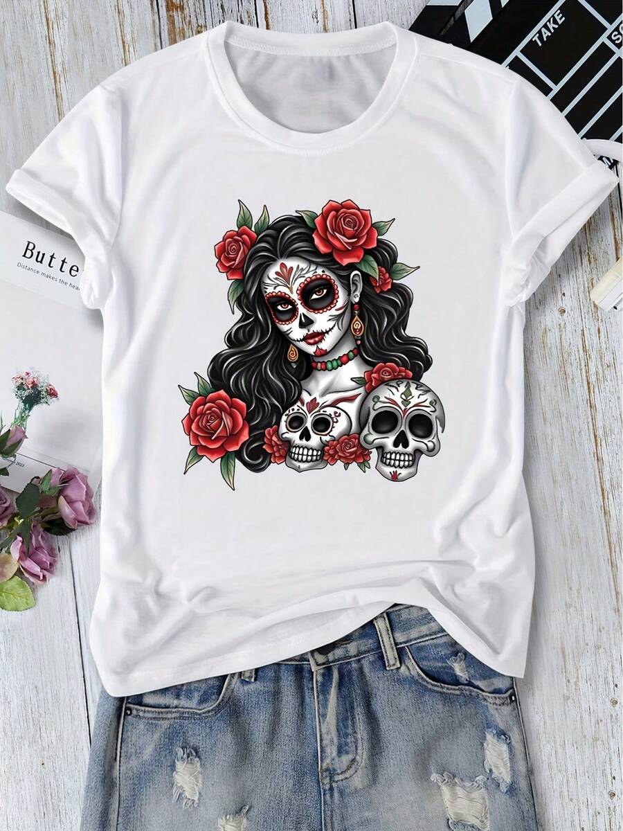 Blusa casual para mujer con una figura femenina con maquillaje del Día de Muertos en la cara y rosas rojas en el cabello, junto con un pequeño estampado de calavera. Camiseta de manga corta con cuello redondo, adecuada para primavera, verano, otoño e invierno. Un top versátil y de estilo retro-casual para uso diario, trabajo o vacaciones. Disponible en múltiples colores, tallas S-XXL. - Blanco - Ver 1