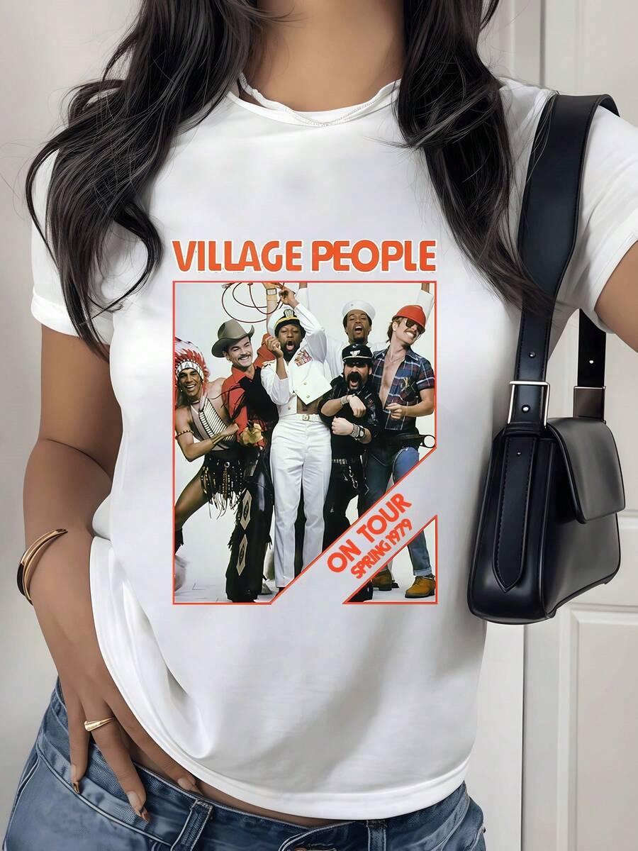 Camiseta de mujer que conmemora la icónica banda Village People en su gira de primavera de 1979 representando la diversidad y el empoderamiento de identidades masculinas a través de sus disfraces de policía, militar, vaquero, nativo americano, obrero y motorista celebrando la unidad cultural y musical global con su energía vibrante y letras pegadizas creando un espectáculo inolvidable en su tour. - Blanco - Ver 1
