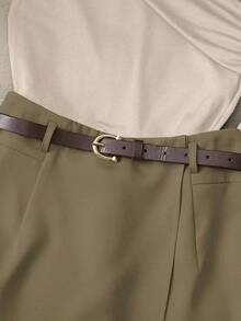 Conjunto de dos piezas casual y elegante compuesto por una blusa negra de un hombro plisada y elástica, y una falda pantalón caqui con bolsillo falso y cinturón - Marrón - Ver 4