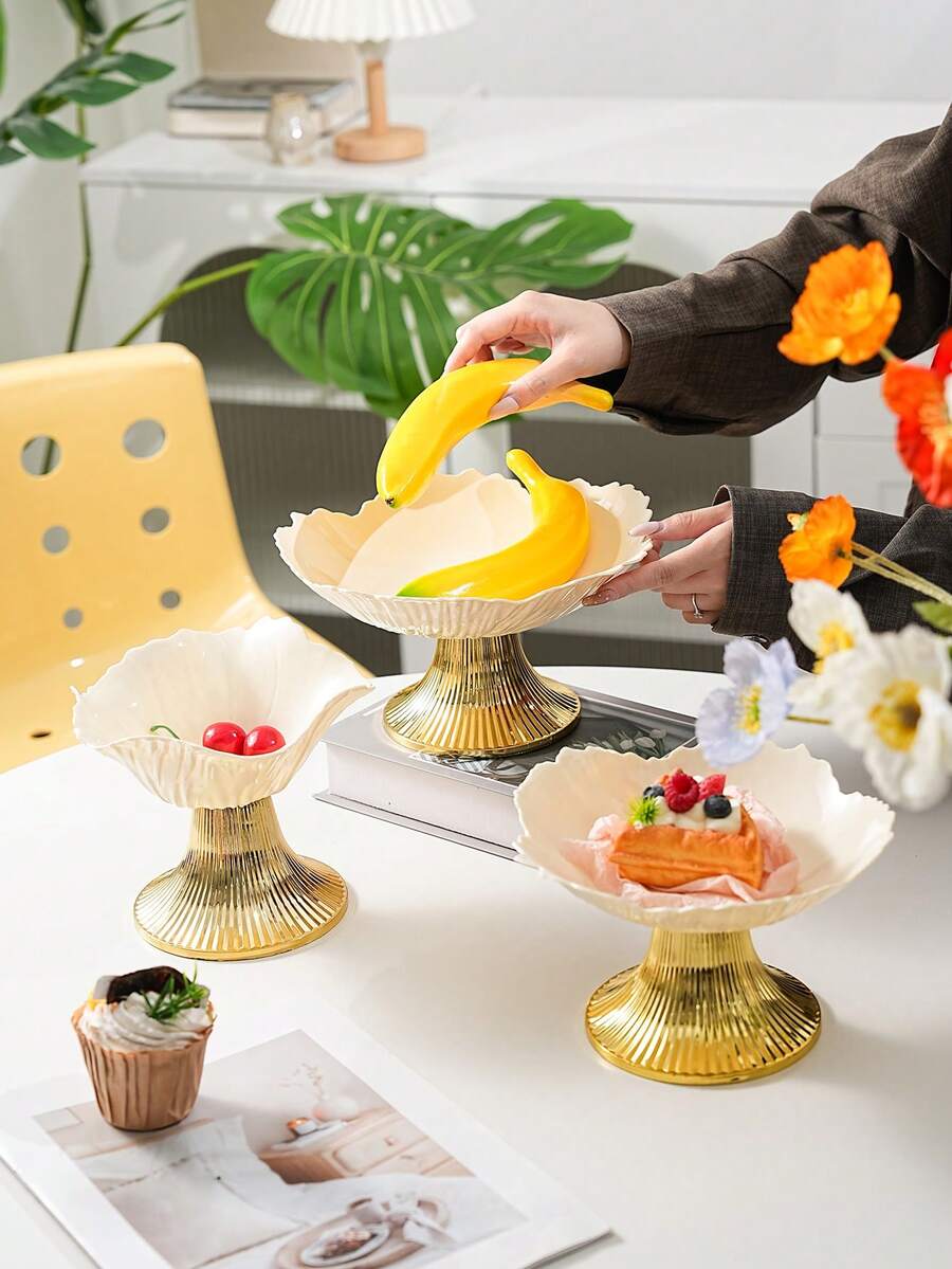 1 Peça Bandeja de Pedestal com Formato de Pétalas de Flor Elegante, Feita de Material PET na Cor Bege com Haste Dourada, Durável, Adequada para Lanches, Doces, Frutas, Nozes - Perfeita para Decoração da Sala de Estar, Casamentos e Festas - off white - Visão 1