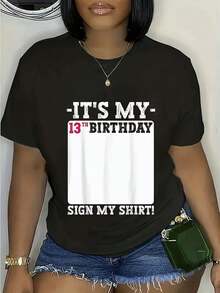 Esta es una camiseta diseñada para mi 13º cumpleaños, con un diseño divertido y ameno que presenta texto blanco y detalles en rojo, acompañado de un mensaje gracioso que debo firmar. ¡Es un regalo de cumpleaños ideal para quienes gustan de celebrar los cumpleaños de manera elegante! | Diseño exquisito |   Suelto y cómodo |   Fácil de combinar | - Negro - Ver 1