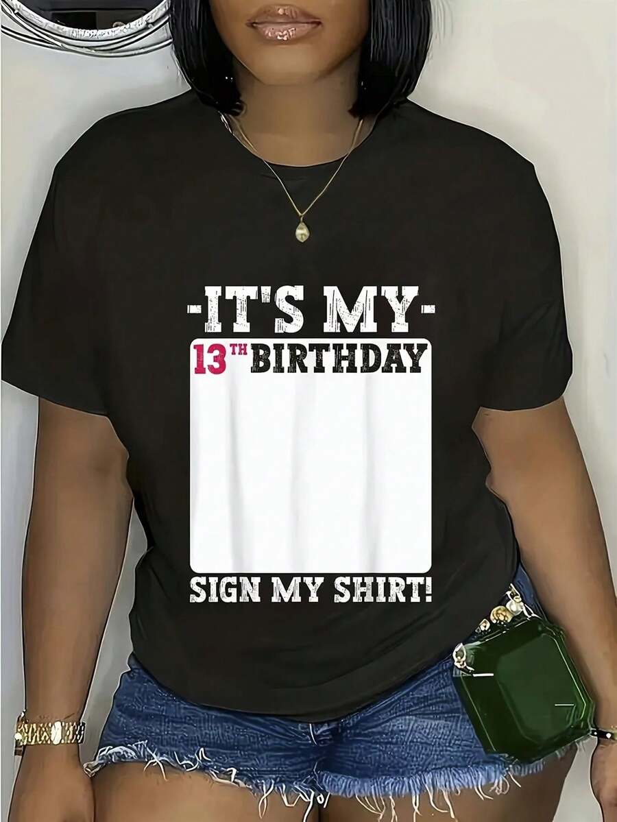 Esta es una camiseta diseñada para mi 13º cumpleaños, con un diseño divertido y ameno que presenta texto blanco y detalles en rojo, acompañado de un mensaje gracioso que debo firmar. ¡Es un regalo de cumpleaños ideal para quienes gustan de celebrar los cumpleaños de manera elegante! | Diseño exquisito |   Suelto y cómodo |   Fácil de combinar | - Negro - Ver 1