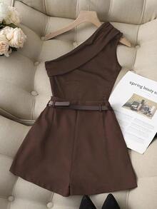 Conjunto de dos piezas casual y elegante compuesto por una blusa negra de un hombro plisada y elástica, y una falda pantalón caqui con bolsillo falso y cinturón - Marrón Chocolate - Ver 2