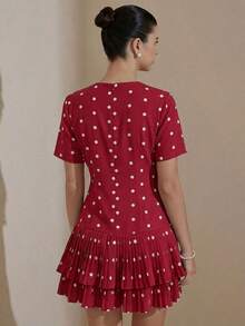 Versatile Casual Dress For Women With Round Neck, Fitted Waist, Short Sleeves, Black And White Polka Dot Print, Layered Ruffle Hem And Matching Silhouette - 酒紅色 - 查看 2