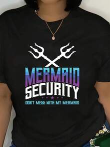 Camiseta estampada de talla grande para mujer con un eslogan de  de sirena y diseño de tridente. Este jersey negro de cuello redondo y manga corta ofrece comodidad durante todo el año, es lavable a máquina y combina la practicidad del uso diario con un estilo divertido y llamativo. | Diseño exquisito |   Suelto y cómodo |   Fácil de combinar | - Negro - Ver 1