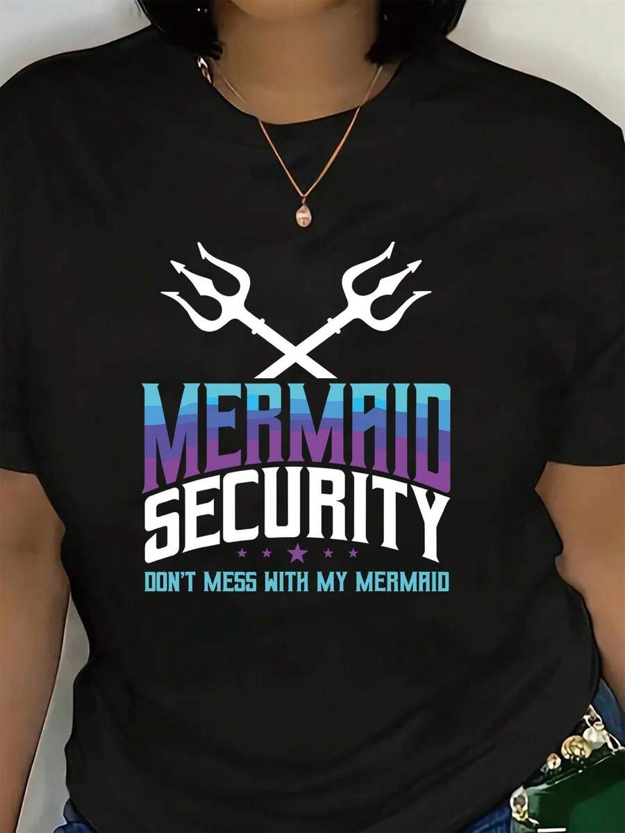 Camiseta estampada de talla grande para mujer con un eslogan de  de sirena y diseño de tridente. Este jersey negro de cuello redondo y manga corta ofrece comodidad durante todo el año, es lavable a máquina y combina la practicidad del uso diario con un estilo divertido y llamativo. | Diseño exquisito |   Suelto y cómodo |   Fácil de combinar | - Negro - Ver 1