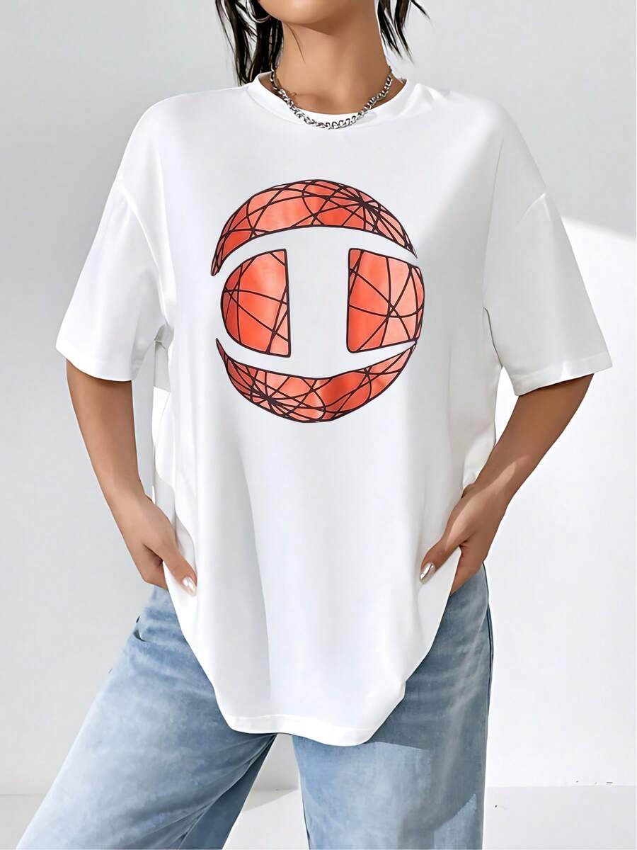 The Stylized Sphere On The T-Shirt Represents A Fusion Of Nature And Technology, With Intertwined Lines Evoking Both A Growing Planet And A Complex Circuit. The Vibrant Orange Tones Suggest Energy And Vitality, Inviting Reflection On The Interconnectedness Of Our Modern World. This Unisex Garment Is Perfect For Those Who Appreciate A Touch Of Originality. This Women's T-Shirt Offers Exceptional Comfort And Breathability For Everyday Wear. - 白色 - 查看 1