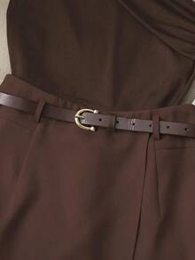Conjunto de dos piezas casual y elegante compuesto por una blusa negra de un hombro plisada y elástica, y una falda pantalón caqui con bolsillo falso y cinturón - Marrón Chocolate - Ver 4