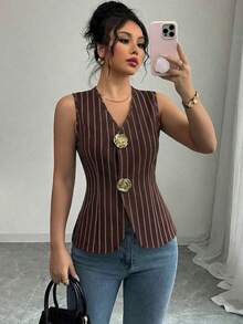 Camiseta de mujer con cuello en V, ajustada, con decoración de botones dorados con diseño de rosa en la parte delantera - Multicolor - Ver 9