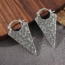Anting-anting segitiga bermotif awan yang ringkas, terbuat dari bahan logam yang diberi sentuhan vintage, dipadukan dengan tekstur 3D, menggabungkan keunikan dan kualitas premium secara sempurna, memancarkan pesona retro yang khas. - Perak - View 4