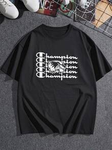 El audaz felino representa la fuerza y la determinación, un espíritu indomable que inspira a superar cualquier desafío en la vida y el deporte. La repetición del nombre Champion a su alrededor refuerza la idea de excelencia y logro constante. Este estampado evoca la victoria y la mentalidad de quien siempre va a por más.camiseta de mujer con estampado de felino campeón y texto repetido. - Negro - Ver 3
