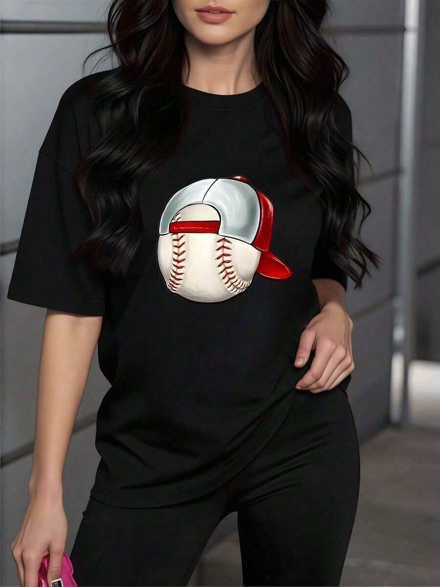 Fashion NEW Image Of A Baseball With A Red And Gray Cap Symbolizing Sporting Passion And Youthful Energy. Soft 100% Cotton Casual Comfortable Women's T-Shirt For Everyday Wear - Vintage Street Style Unisex Loose Cotton Sleeve Crew Neck T-Shirt - 黑色 - 查看 1