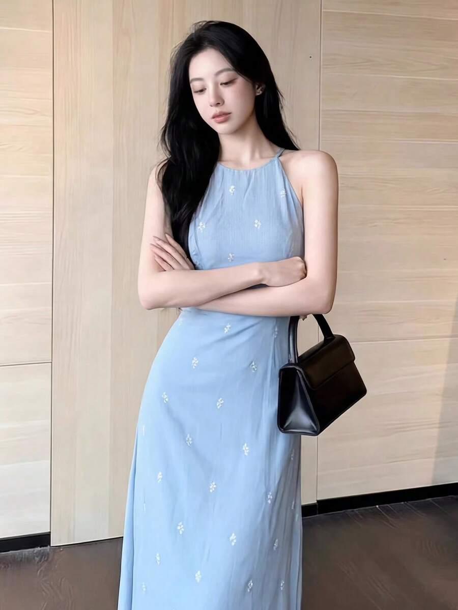 [Y6Y]藍色碎花無袖掛脖長洋裝，夏季女款修身版型，休閒度假高質感優雅長裙 - 淺藍色 - 查看 1