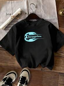 Gráfico con una letra C estilizada que simboliza energía y movimiento con líneas fluidas que evocan velocidad y fuerza moderna camiseta de mujer  suave corte cómodo ideal para uso casual diario - Negro - Ver 2