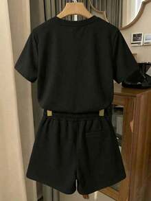 No es un conjunto, los pantalones son solo para referencia de combinación. Camiseta de manga corta con cuello redondo y estampado para mujer. Perfecto para citas, desplazamientos diarios y salidas informales. Diseño clásico minimalista de cuello redondo, fácil de combinar y adecuado para todas las formas corporales. - Negro - Ver 2