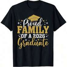 Camiseta Familiar de Graduado de 2026 - Orgullosa Familia de Graduado de 2026 - Negro - Ver 1